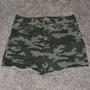 Size 6, Universal Thread, camo high rise midi shorts